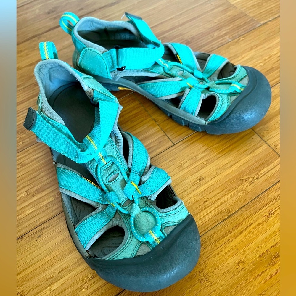KEEN aqua amphibian shoes fit for a girl/boy/woman/man…..Women’s Size 8